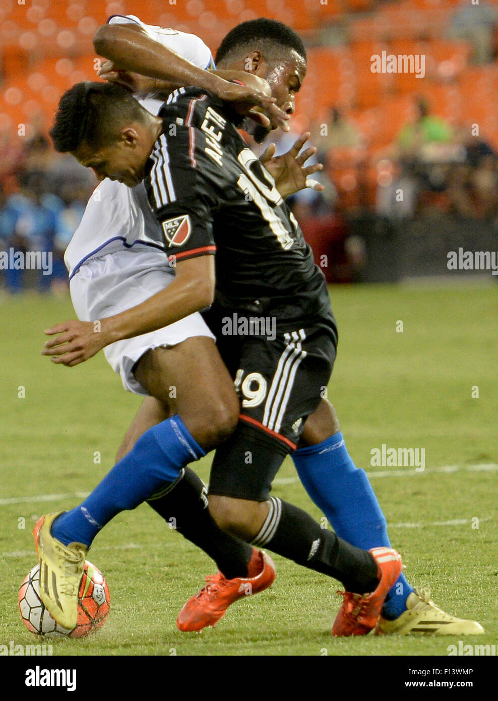 Washington, DC, USA. Août 25, 2015. 20150825 - Montego Bay United F.C. defender Cordell Simpson (4), gauche, et D.C. United Jairo Arrieta (19) comme ils l'enchevêtrement bataille pour la balle dans la deuxième moitié d'une Ligue des Champions de la Concacaf phase groupe match au Stade RFK à Washington. United a battu Montego Bay, 3-0. © Chuck Myers/ZUMA/Alamy Fil Live News Banque D'Images