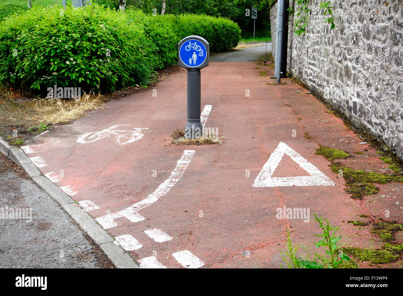 Signe pour le cycle moyen et divisée, sentier piétonnier Castle Douglas, Dumfries & Galloway, Scotland Banque D'Images