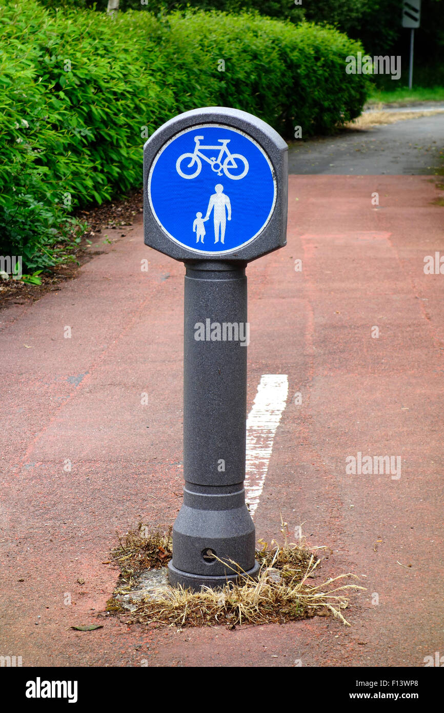 Signe pour le cycle moyen et divisée, sentier piétonnier Castle Douglas, Dumfries & Galloway, Scotland Banque D'Images