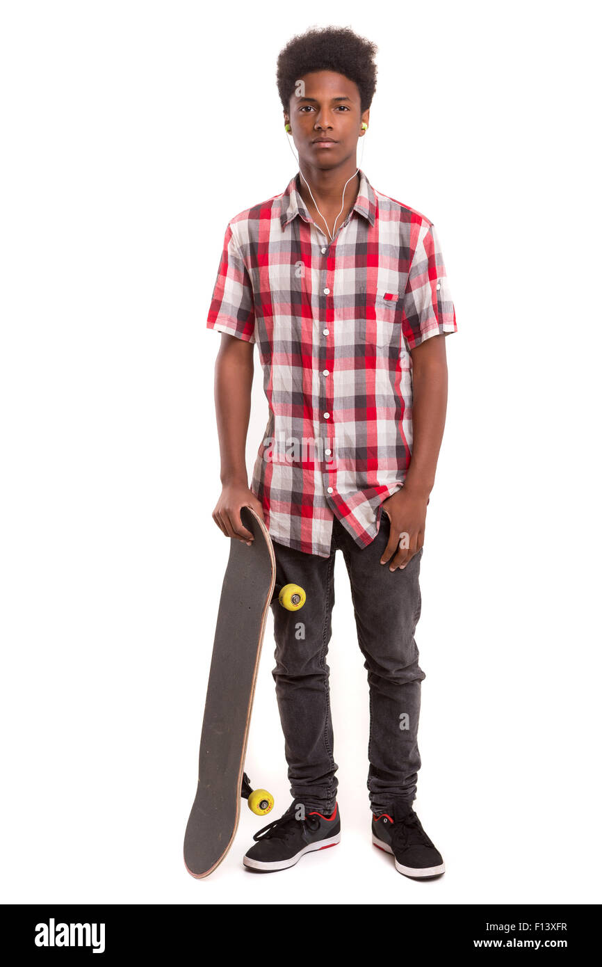 Un jeune skater noir posing in studio Banque D'Images