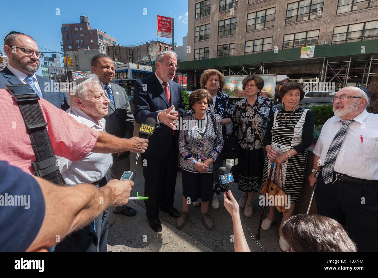 New York, USA. Août 26, 2015. NYS Conseiller Dov Hikind, centre, entouré par des survivants de l'Holocauste et les élus lors d'une conférence de presse à l'avant de Cong. Jerry Nadler's office à New York condamnant le projet nucléaire iranien. Nadler a exprimé son soutien pour le plan et les élus et les survivants s'y opposer en tant que l'Iran n'a pas modéré sa position et croit à l'annihilation d'Israël. Crédit : Richard Levine/Alamy Live News Banque D'Images