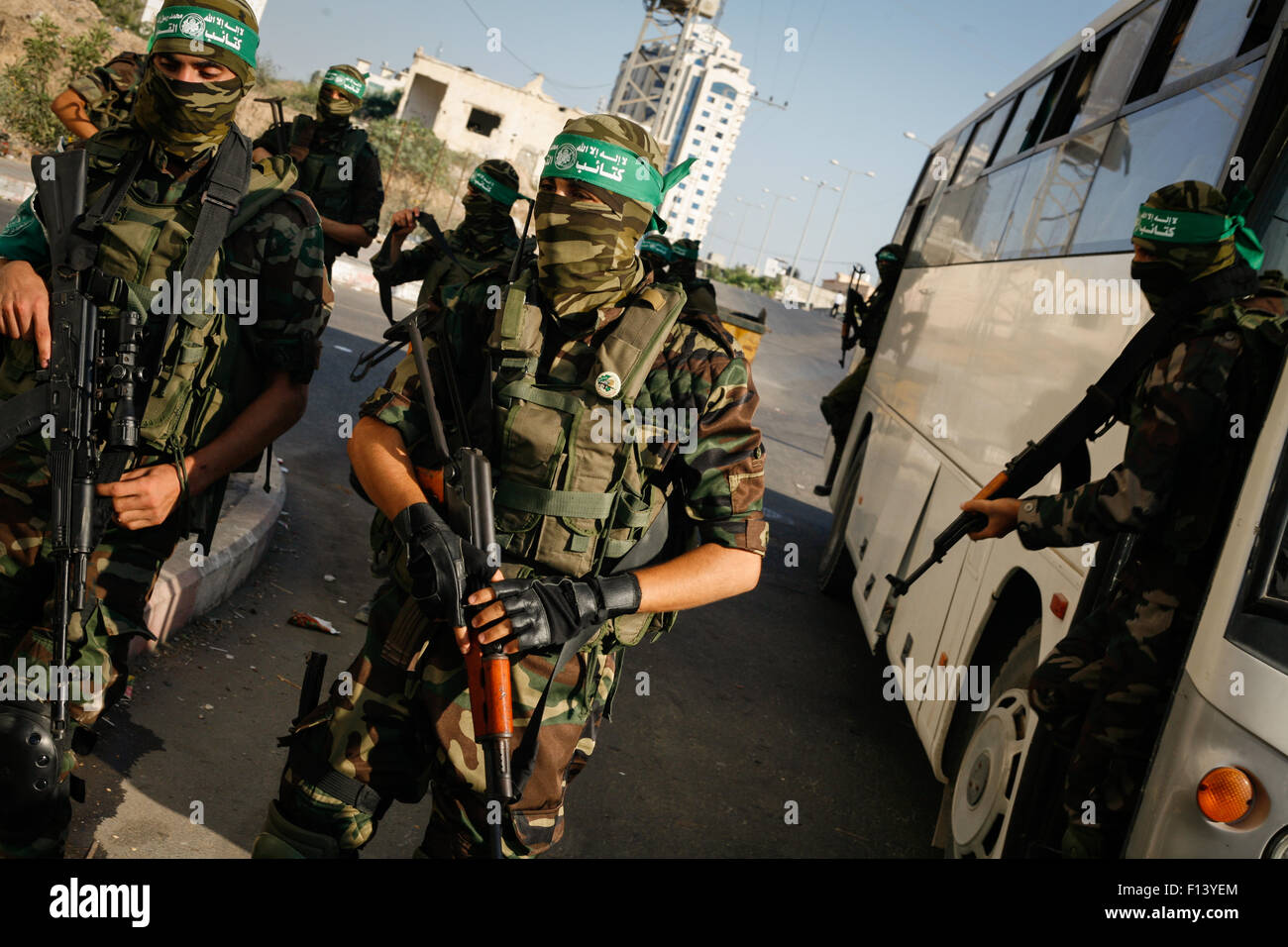 Gaza, la Palestine. Août 26, 2015. Des militants du Hamas palestinien de l'Ezzedine al-Qassam prendre part au défilé militaire à Gaza. © Ahmed Hjazy/Pacific Press/Alamy Live News Banque D'Images