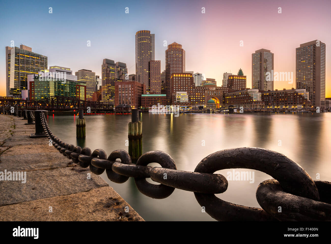 Boston skyline at sunset, vu de Fan Pier Park. Banque D'Images
