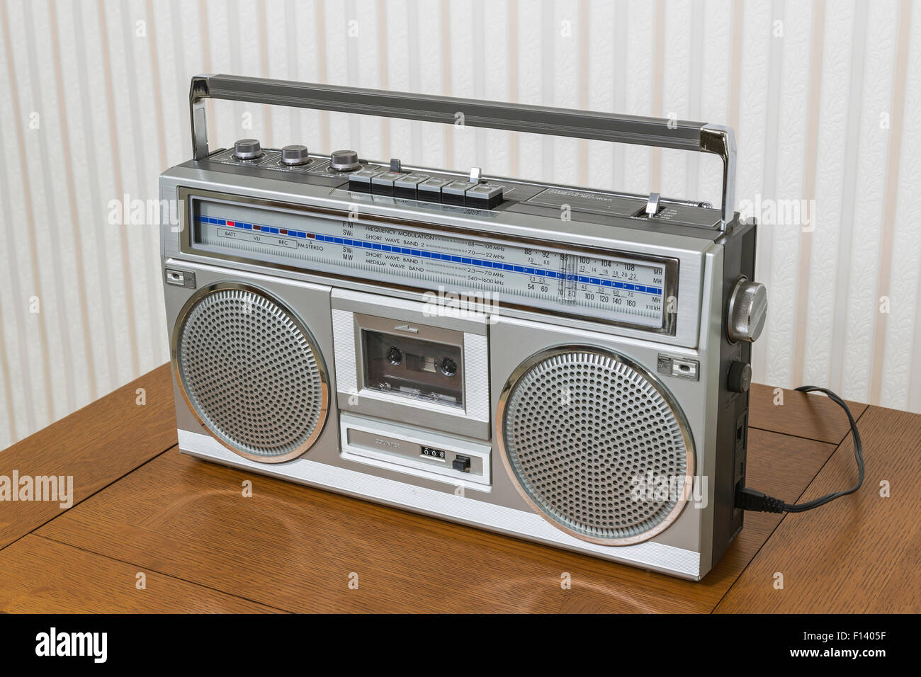 Boom Box vieux radio cassette recorder sur table en bois. Banque D'Images