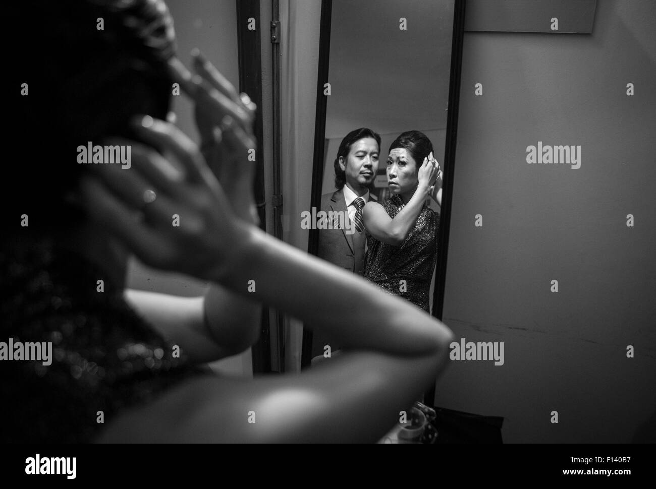 Buenos Aires. Août 24, 2015. Image prise le 24 août 2015, montre Lily Cheng (R) et Raymond Chu, de la Chine à Hong Kong, qui s'apprête à participer à la Coupe du monde de tango, à Buenos Aires, capitale de l'Argentine. Le Dernier Tango Salon de doit être effectuée le mercredi à 19:00 (22:00 GMT) dans le légendaire stade de Luna Park. L'étape finale de Tango, qui se tiendra le jeudi, célèbre chanteur de tango Raul Lavie, bandonéoniste Horacio Romo et chorégraphie de Johana Copes. © Martin Zabala/Xinhua/Alamy Live News Banque D'Images