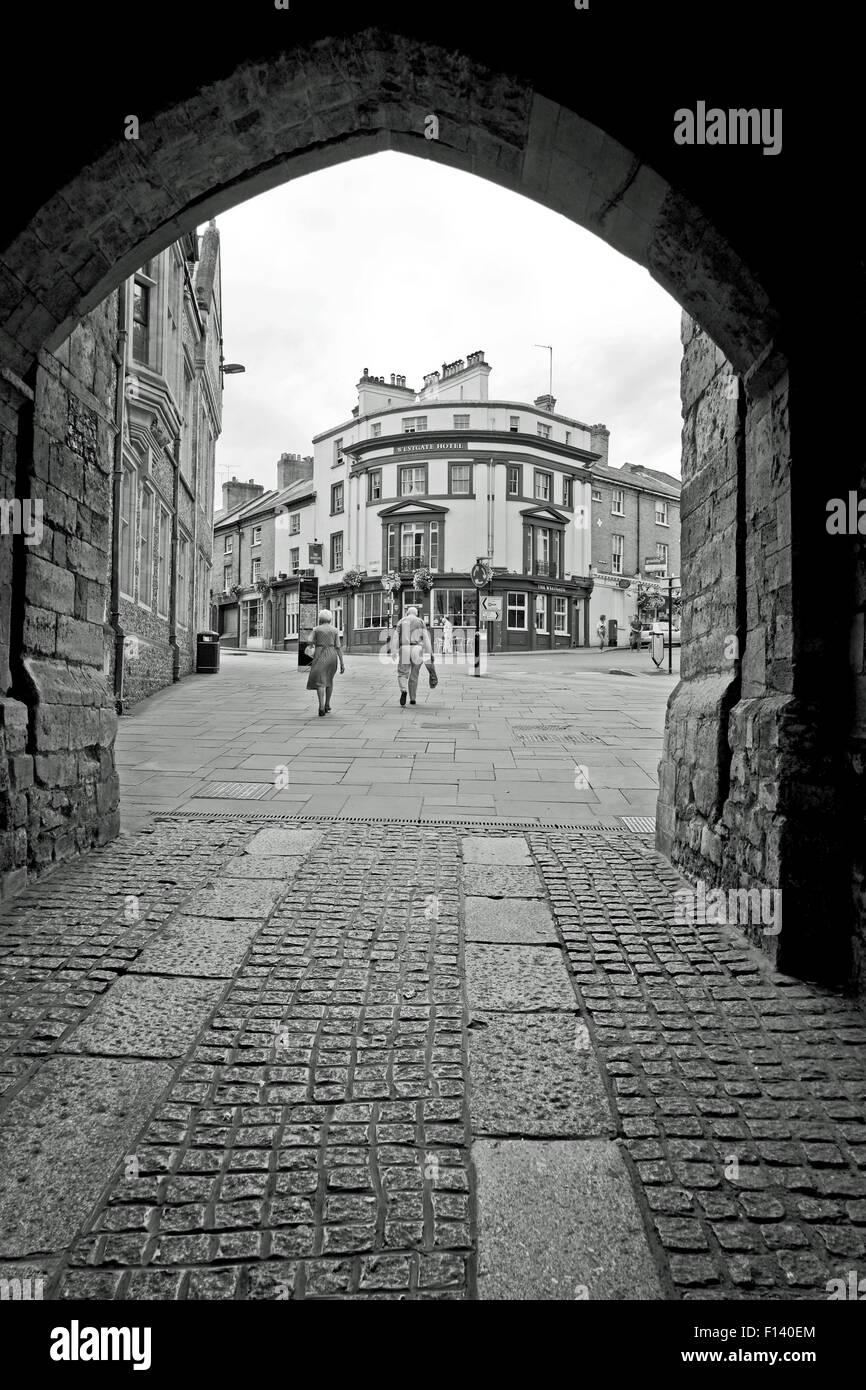 Voir l'arche à travers à la porte de l'ouest vers l'hôtel à Winchester, Hampshire, United Kingdom Banque D'Images
