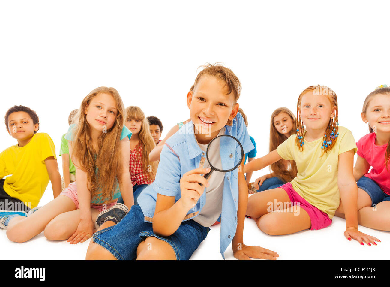 Garçon et ami s'asseoir avec loupe Banque D'Images