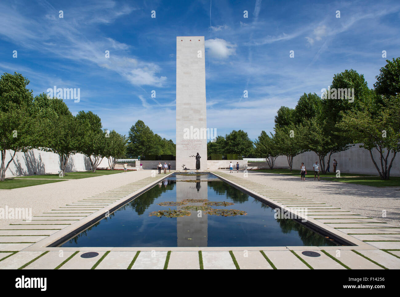 Entrée de la Pays-Bas American Cemetery and Memorial avec un étang et memorial tower Banque D'Images