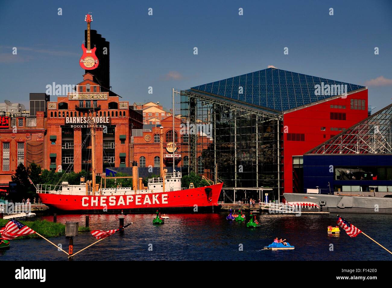 Baltimore, Maryland : Lightship Chesapeake amarrés devant la centrale électrique complexe commercial et l'Aquarium National Banque D'Images