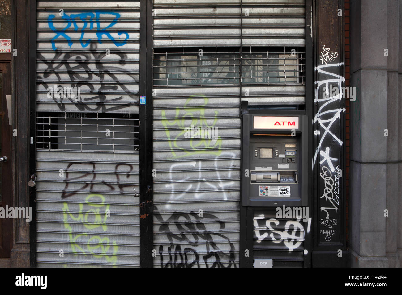 Distributeur automatique de trottoir en magasin fermé façade, New York City Banque D'Images