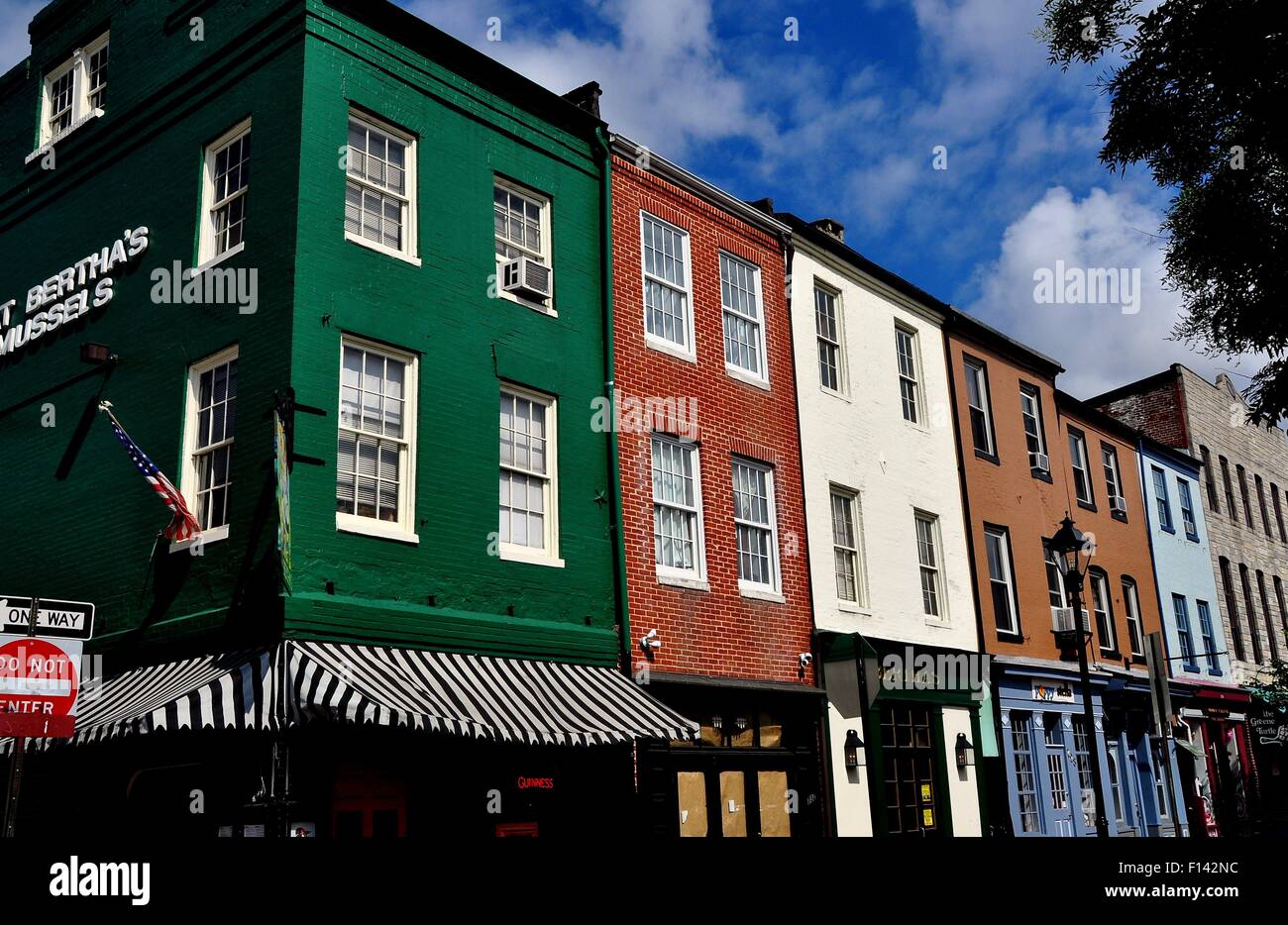 Baltimore, Maryland : un mélange de 18e et 19e siècle, les bâtiments abritent aujourd'hui boutiques, pubs et restaurants à Fells Point historique Banque D'Images