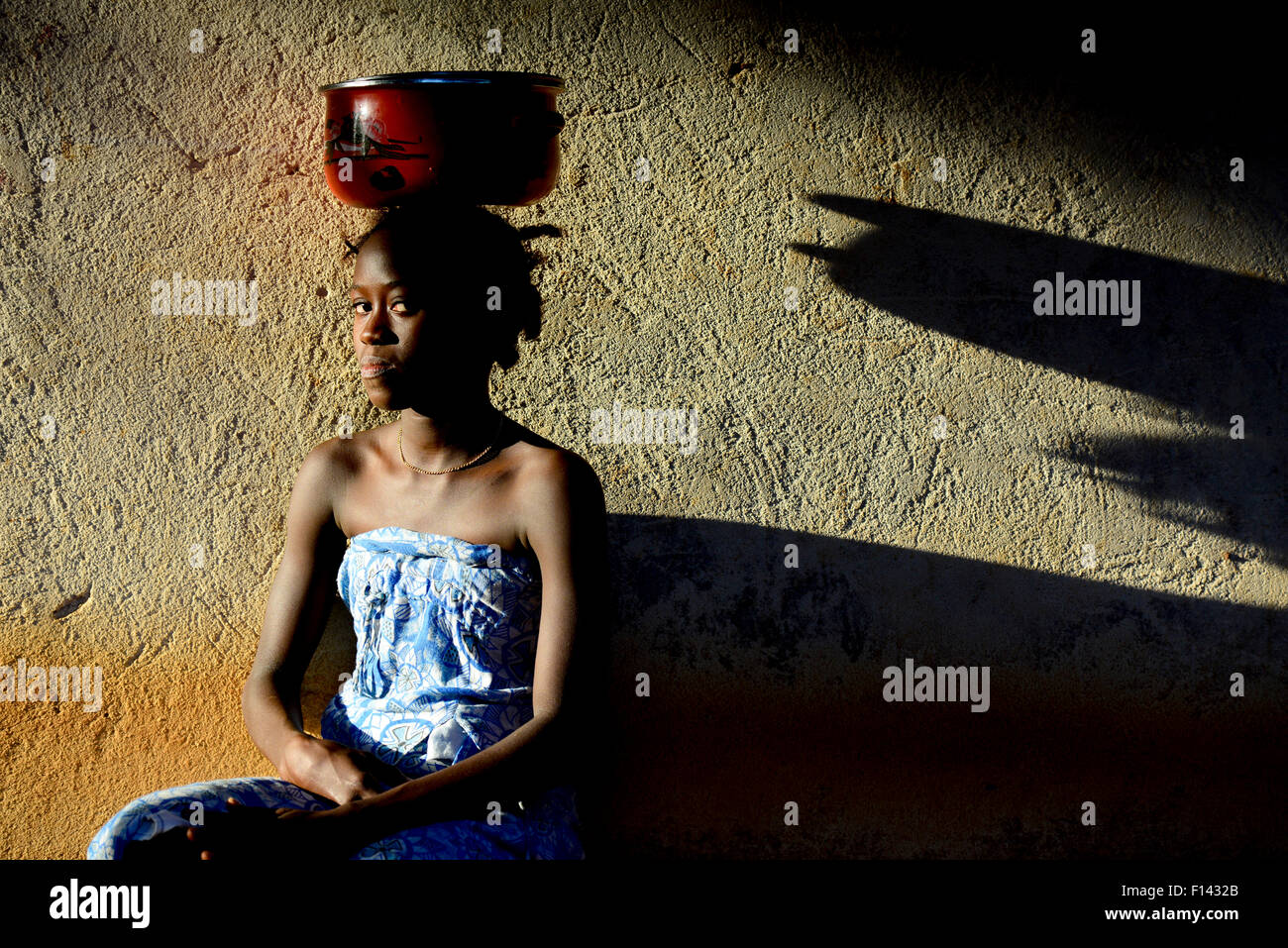 Nalu girl, portrait avec bol en métal sur la tête, Cabedu village. Cantanahez National Park, de la Guinée-Bissau, décembre 2013. Banque D'Images