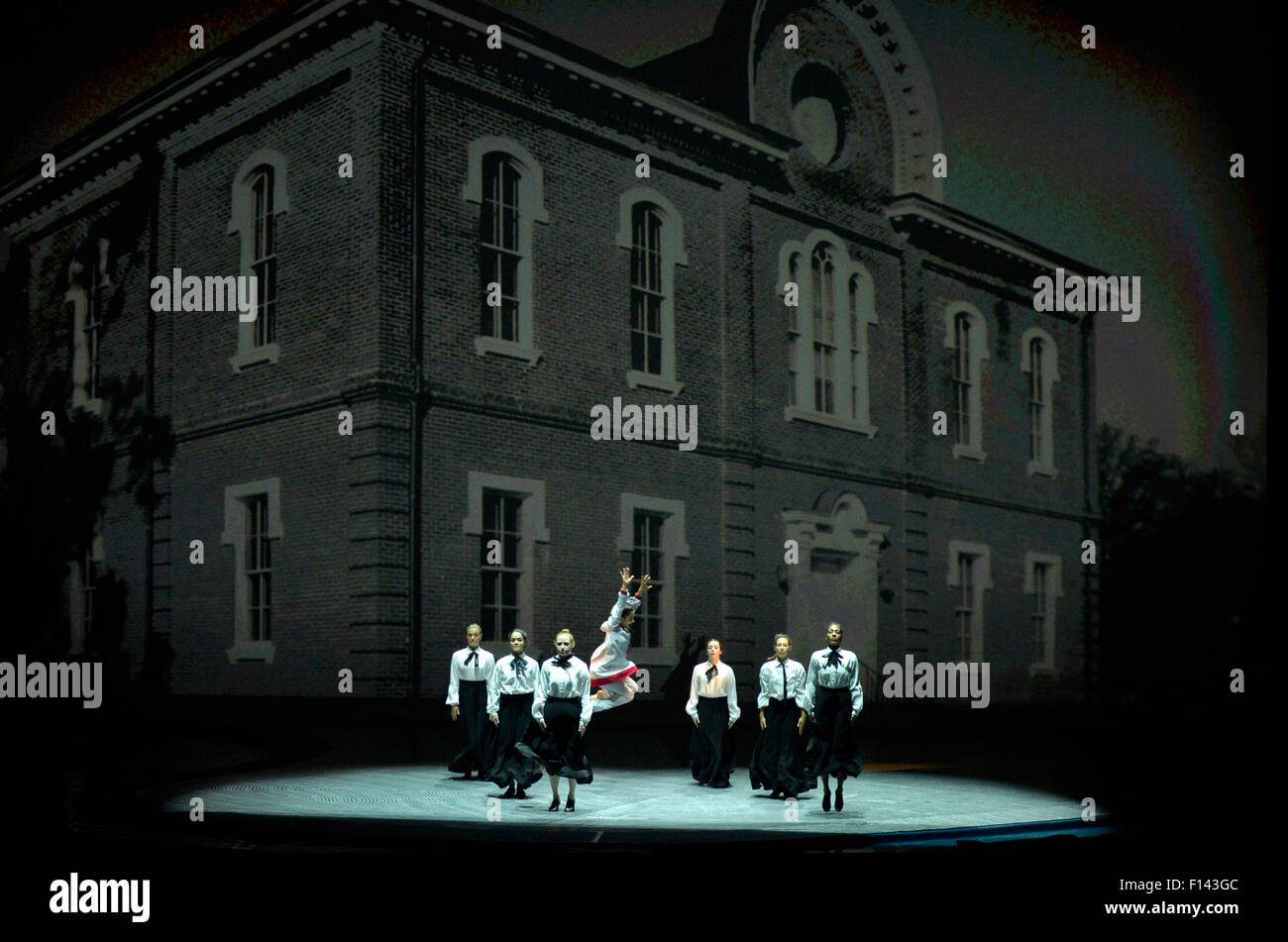 New York, USA. Août 26, 2015. Danseurs américains et chinois au cours de l'aperçu du média de "Pearl", qui célèbre la vie de Pearl S. Buck, la première femme à remporter à la fois le prix Nobel et le prix Pulitzer, au Lincoln Center de New York, États-Unis, le 26 août 2015. Le spectacle de danse 'Pearl', fera sa première mondiale au David H. Koch Theater au Lincoln Center pour 4 représentations du 27 au 30 mai. Credit : Wang Lei/Xinhua/Alamy Live News Banque D'Images