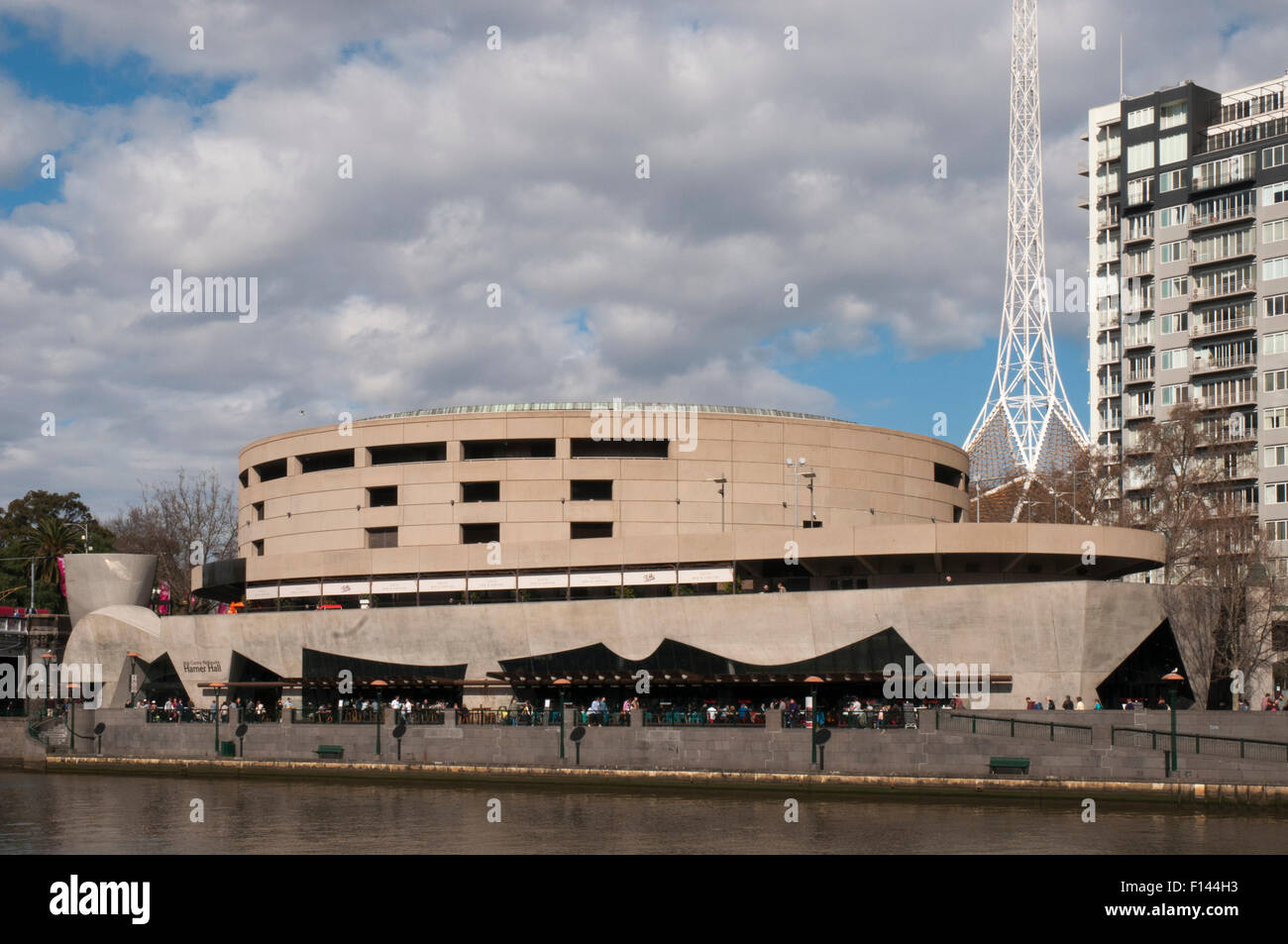 Hamer Hall concert Theatre à côté de la rivière Yarra à Southbank, Melbourne Banque D'Images
