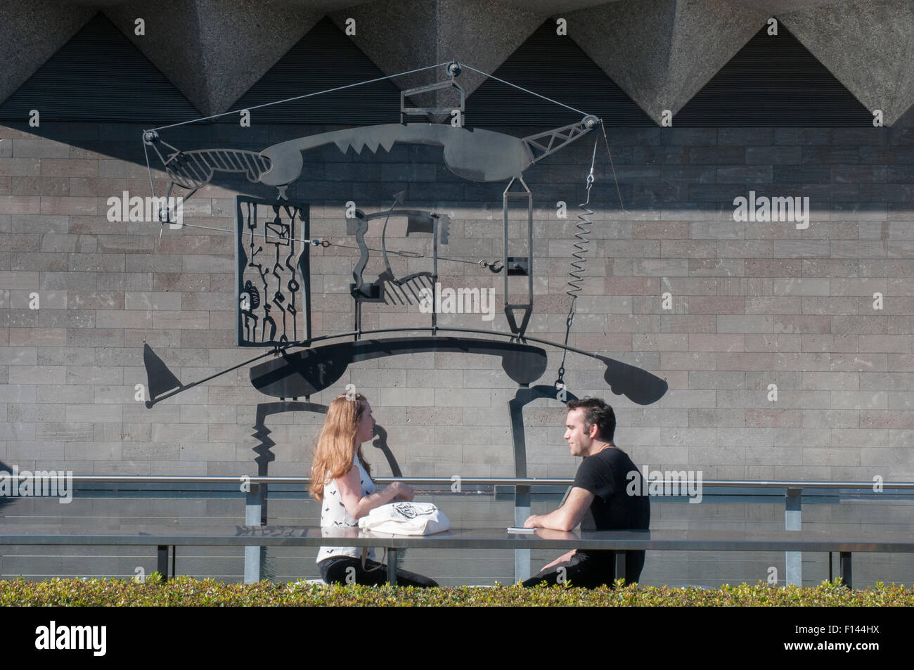 Couple dans la cour du jardin derrière la National Gallery of Victoria, Melbourne Banque D'Images