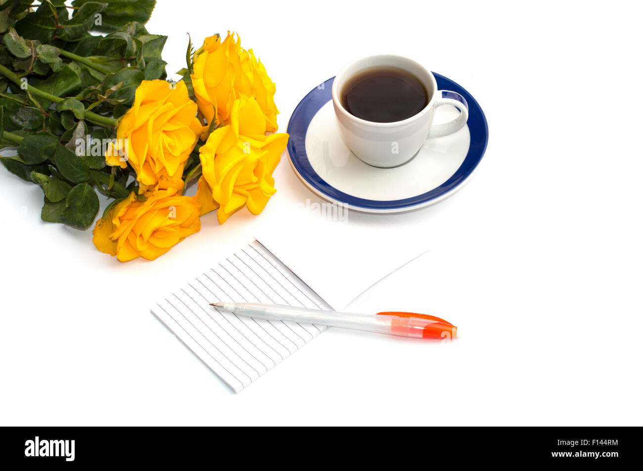 Tasse de café, le bouquet de roses jaunes et ordinateur portable avec la poignée, l'image isolée Banque D'Images
