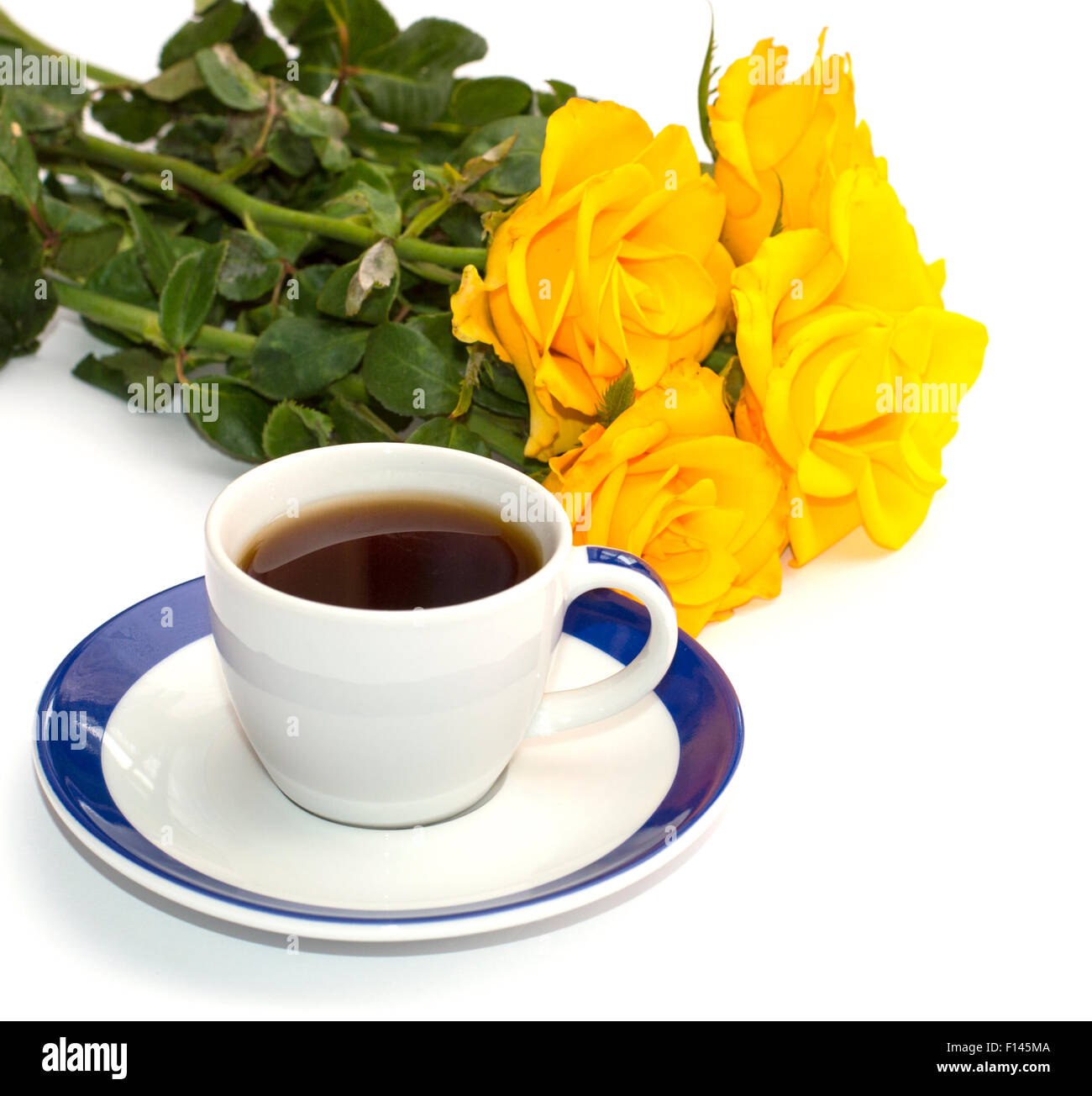 La vie toujours à partir d'une tasse de café et des roses jaunes Banque D'Images