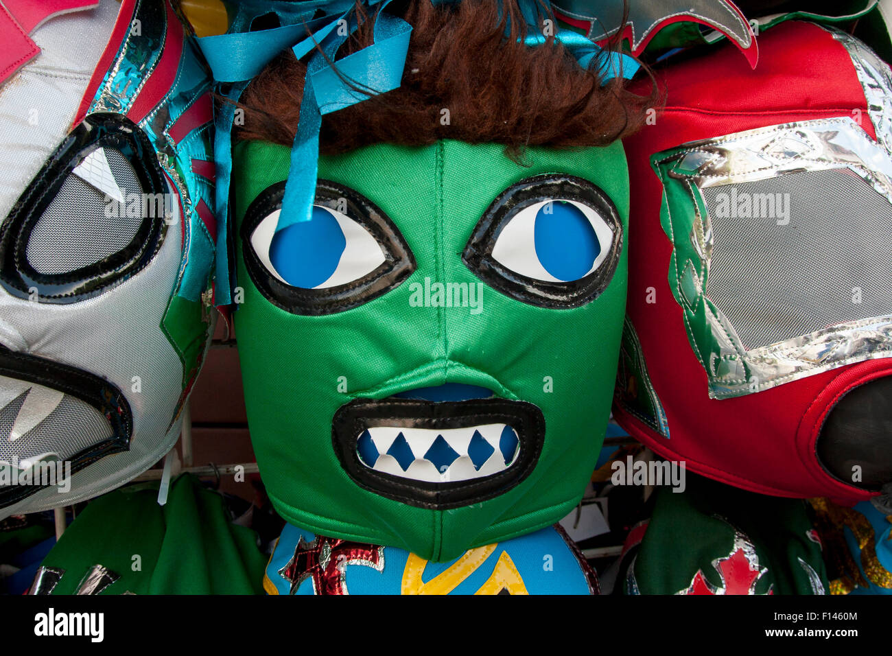 Lucha Libre (catch mexicain) masque à l'extérieur d'un magasin sur la 24e Rue à la Mission à San Francisco, Californie. Banque D'Images