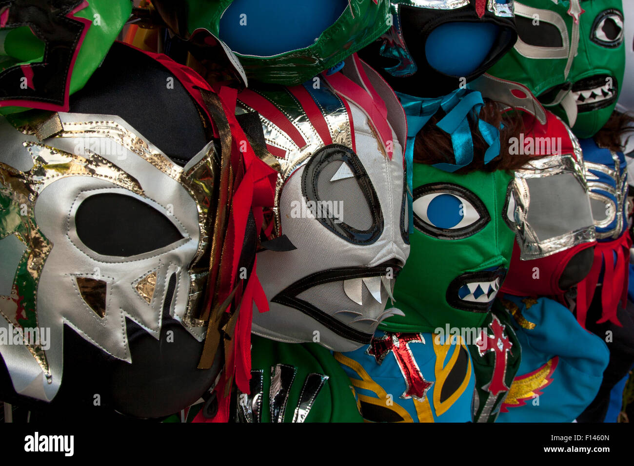 Lucha Libre (catch mexicain) masque à l'extérieur d'un magasin sur la 24e Rue à la Mission à San Francisco, Californie. Banque D'Images