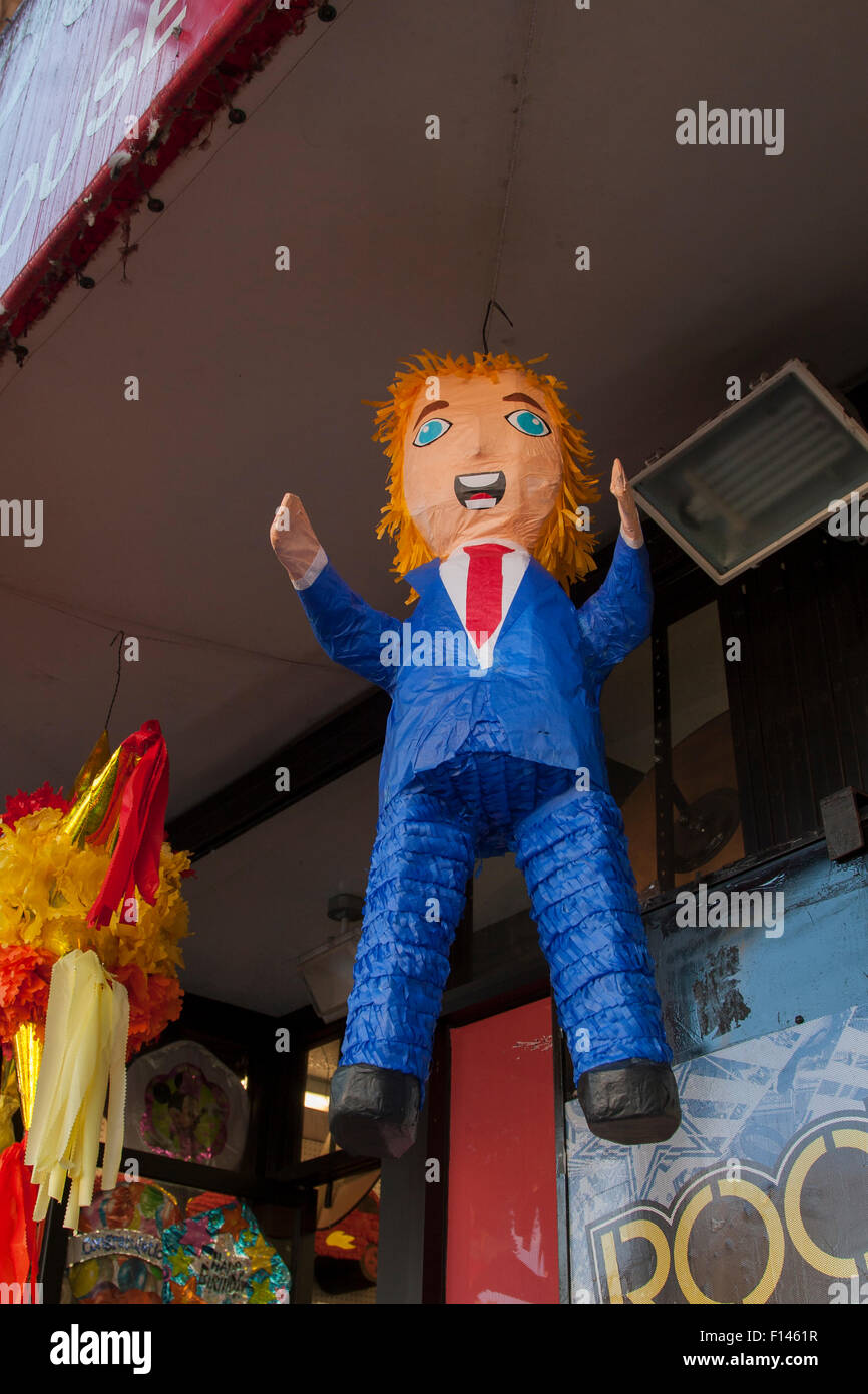 Donald Trump pinata - ramener chez lui, remplissez-le avec crap, puis battre la merde hors de lui. Banque D'Images