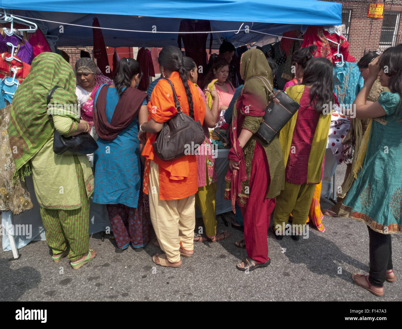 Les femmes du Bangladesh magasin au rez juste dans 'Little Bangladesh' dans Brooklyn, New York. Banque D'Images
