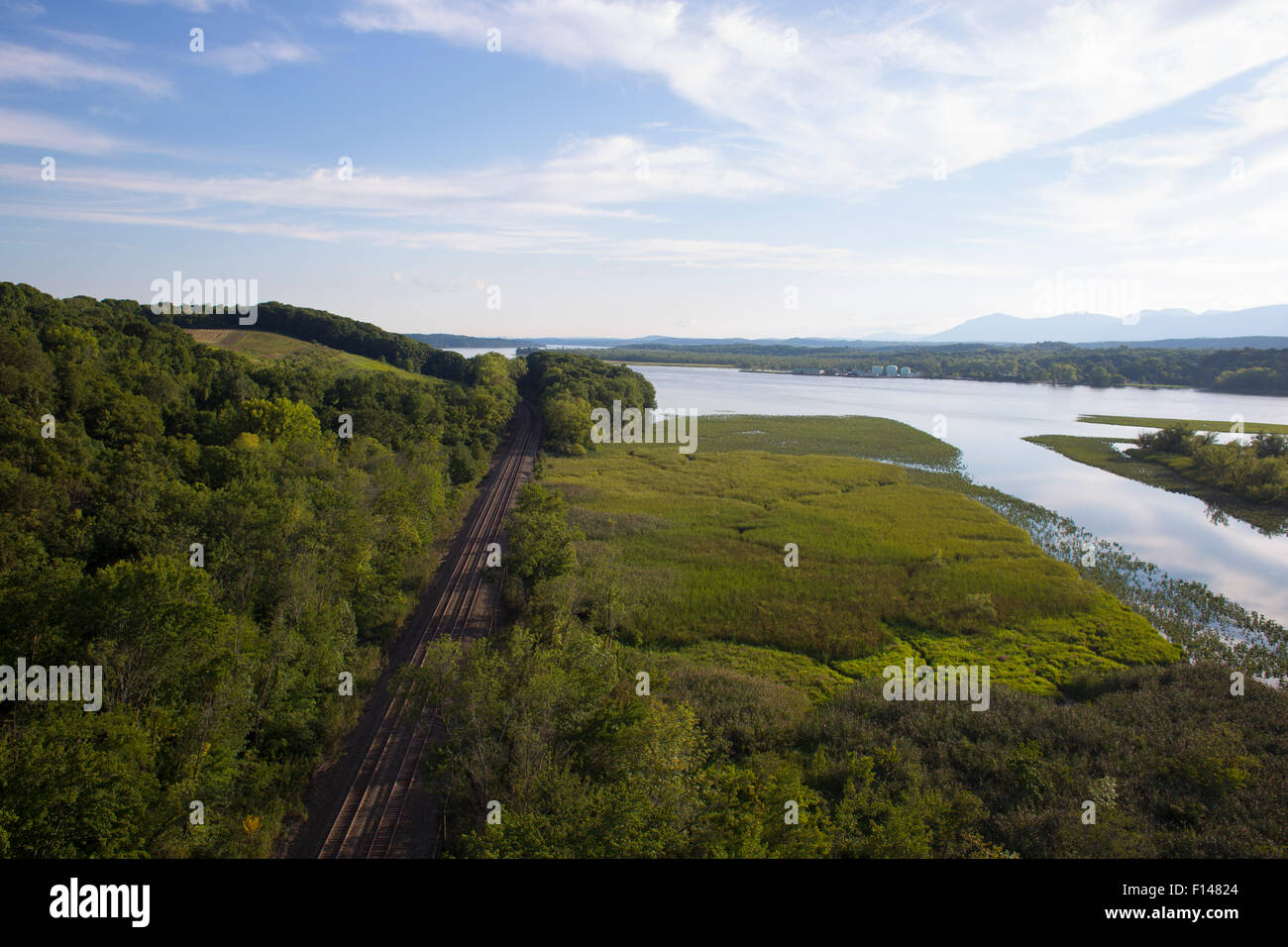 Vue pittoresque sur la vallée de la rivière Hudson à partir du pont de Rip Van Winkle dans NY Commuter Rail Amtrak à gauche Banque D'Images