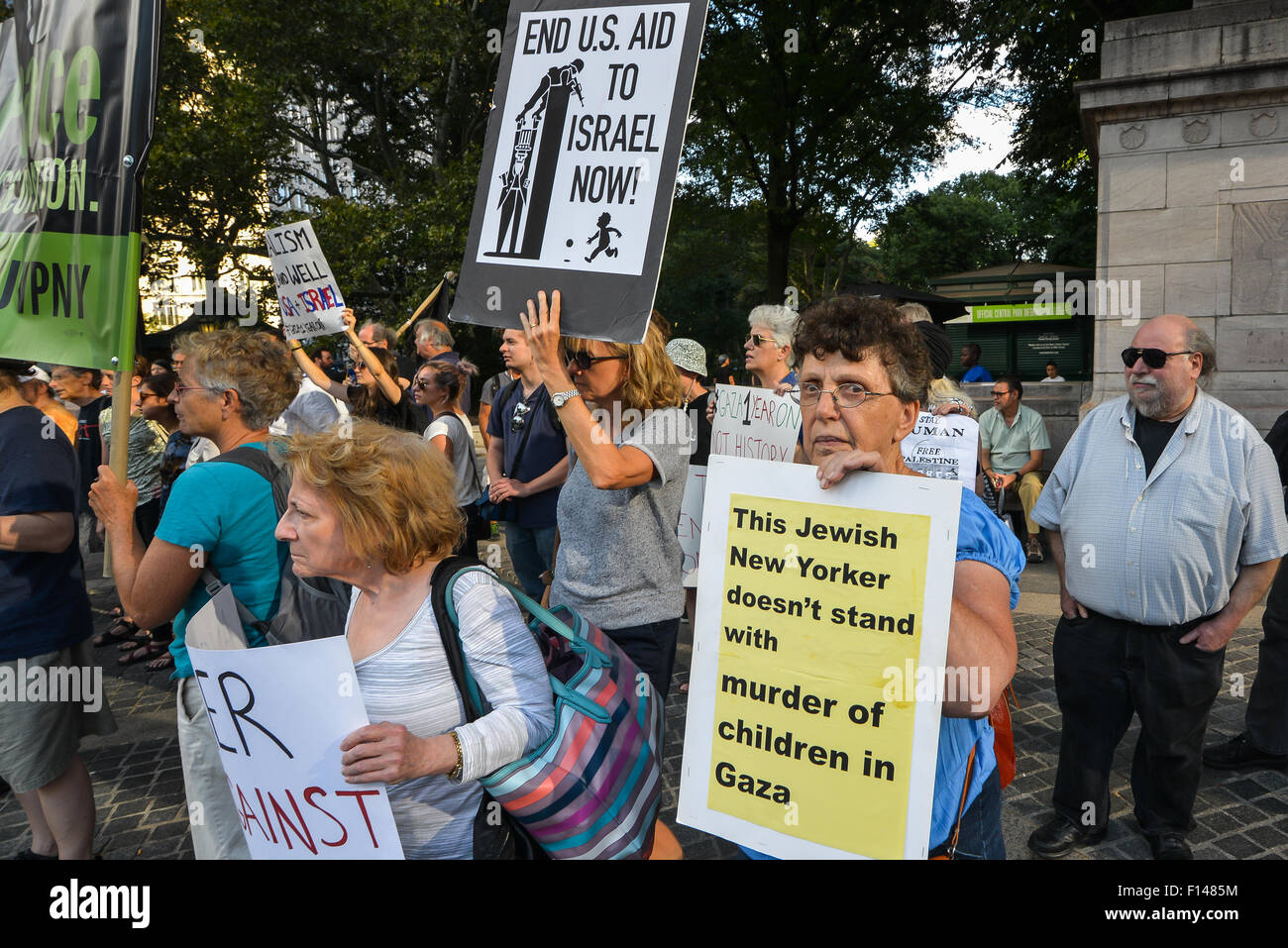 New York, États-Unis. Août 26, 2015. Les participants au rallye et mars afficher leurs enseignes aux passants à la dernière manifestation à Columbus Circle. Les manifestants se sont rassemblés au Musée Américain d'histoire naturelle pour marquer l'anniversaire de la fin officielle du conflit 2014 Israel-Gaza et ont marché jusqu'à Columbus Circle et exigeantes pour fin le soutien des États-Unis à Israël. Credit : Albin Lohr-Jones/Pacific Press/Alamy Live News Banque D'Images