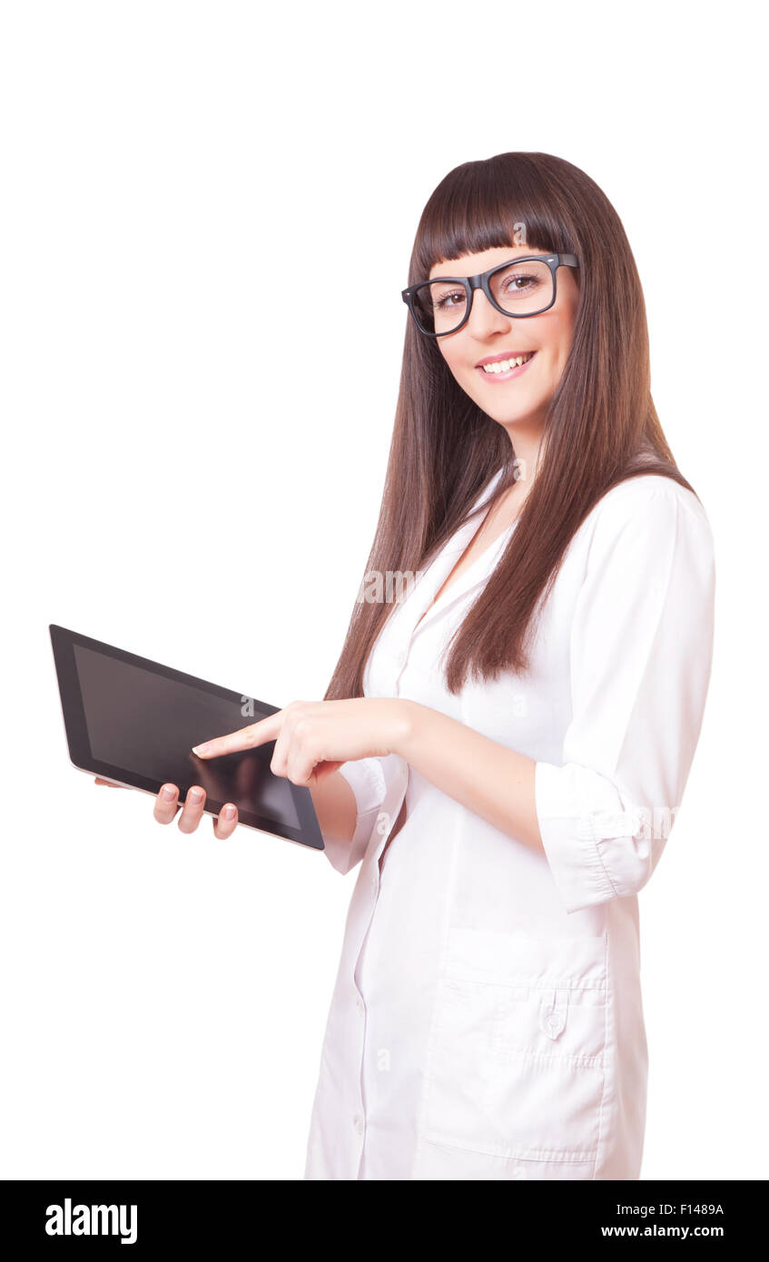 Jolie femme médecin dans un laboratoire blouse blanche avec un tablet pc dans ses mains Banque D'Images
