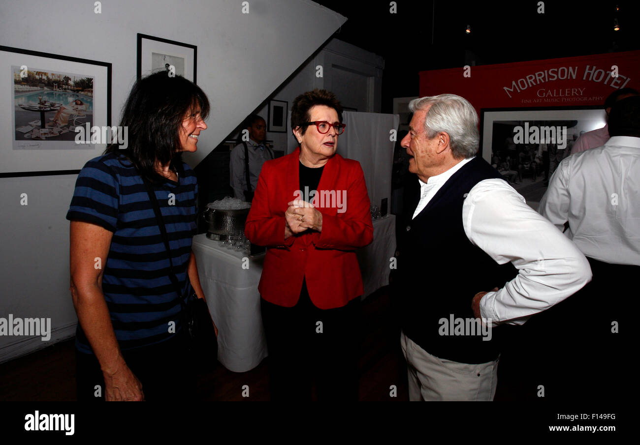 New York, USA. 26 août, 2015. Légende de tennis Billie Jean King parle avec la légende photographique britannique Terry O'Neil au cours d'une réception à New York's Morrison Hotel Gallery de Soho sur août 27th, 2015. L'événement commandité par la Citibank a été de promouvoir un spectacle et livre de O'Neil qui a photographié le roi et autres célébrités abondamment dans les années 70 et 80. Crédit : Adam Stoltman/Alamy Live News Banque D'Images