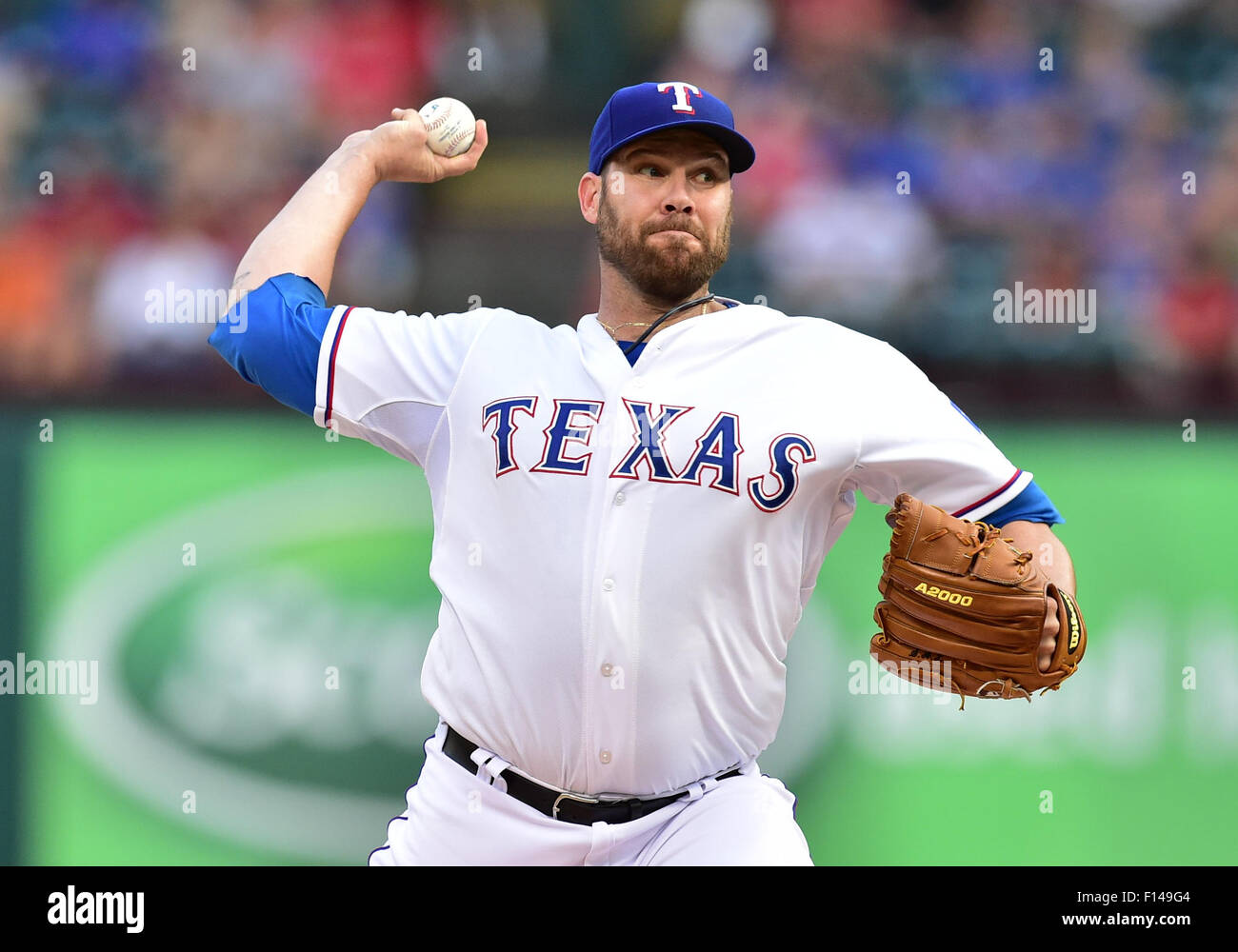 Arlington, Texas, USA. 26 août, 2015. Le lanceur partant des Texas Rangers Colby Lewis (48) lors d'un tangage MLB match entre les Blue Jays de Toronto et les Rangers du Texas à Globe Life Park à Arlington, TX.Gagner des Blue Jays 12-4.Manny Flores/CSM/Alamy Live News Banque D'Images