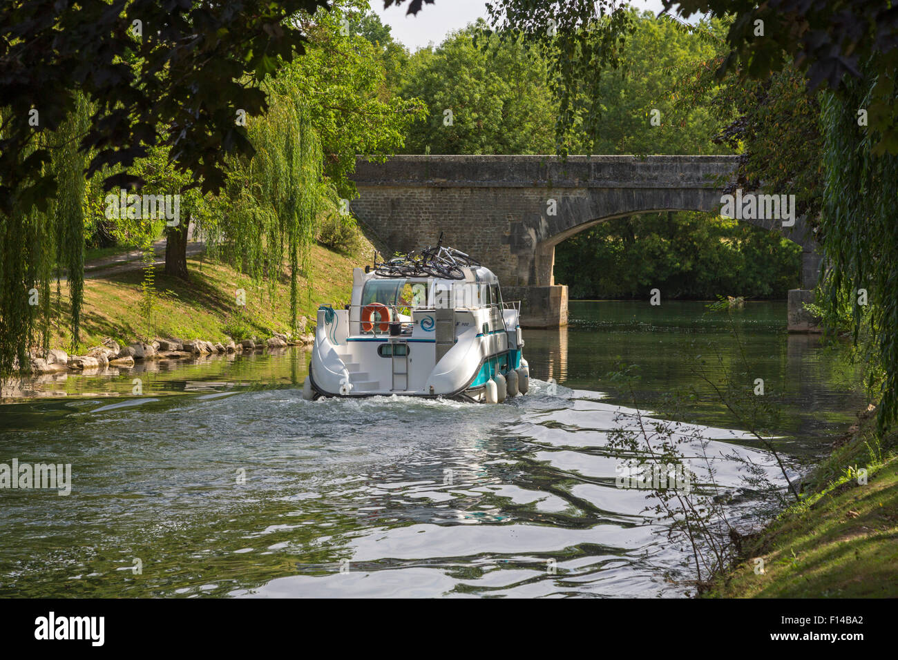 Bateau sur Canal des Moulins, Vibrac, Charente Maritime, France Banque D'Images