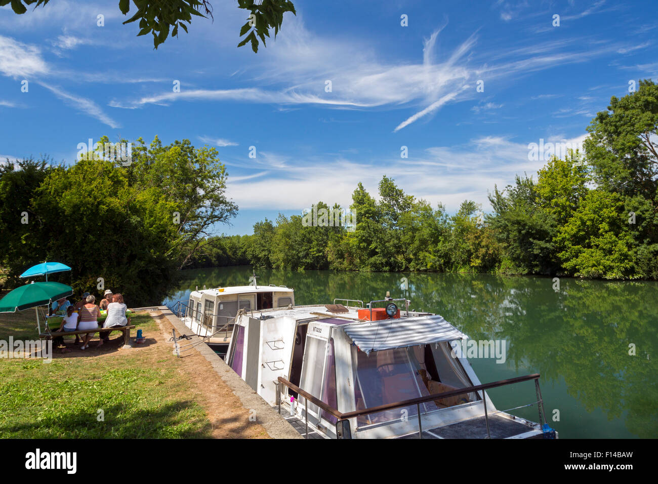 Pique-nique sur le fleuve Charente, sud ouest France Banque D'Images