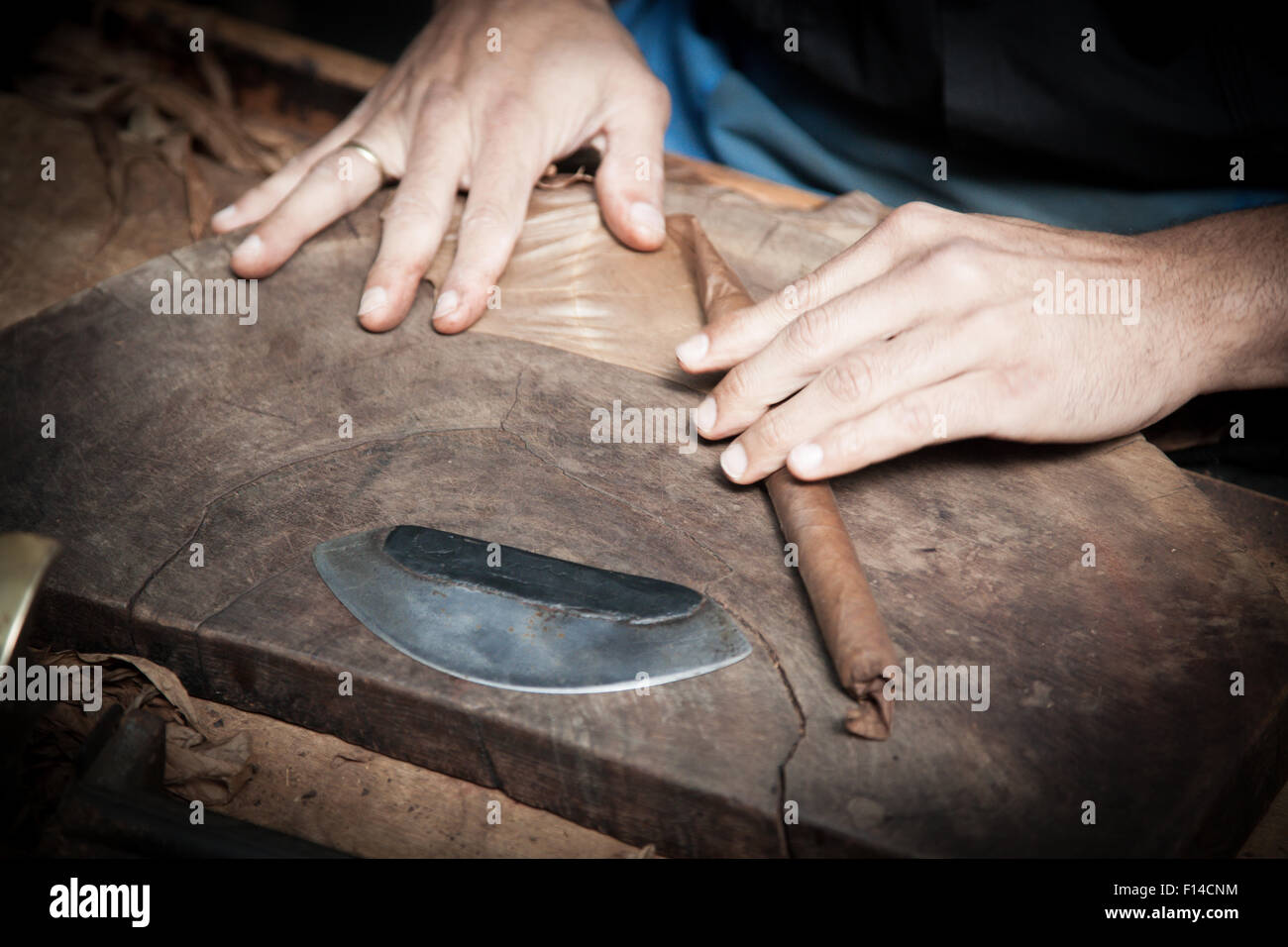 Faire des beaux traditionnels cigares cubains Banque D'Images