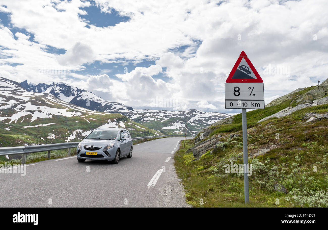 L'ordre croissant de véhicules à moteur sur les routes de montagne au-dessus de Skjolden en Norvège. Banque D'Images L'ordre croissant de véhicules à moteur sur les routes de montagne au-dessus de Skjolden en Norvège. Banque D'Images