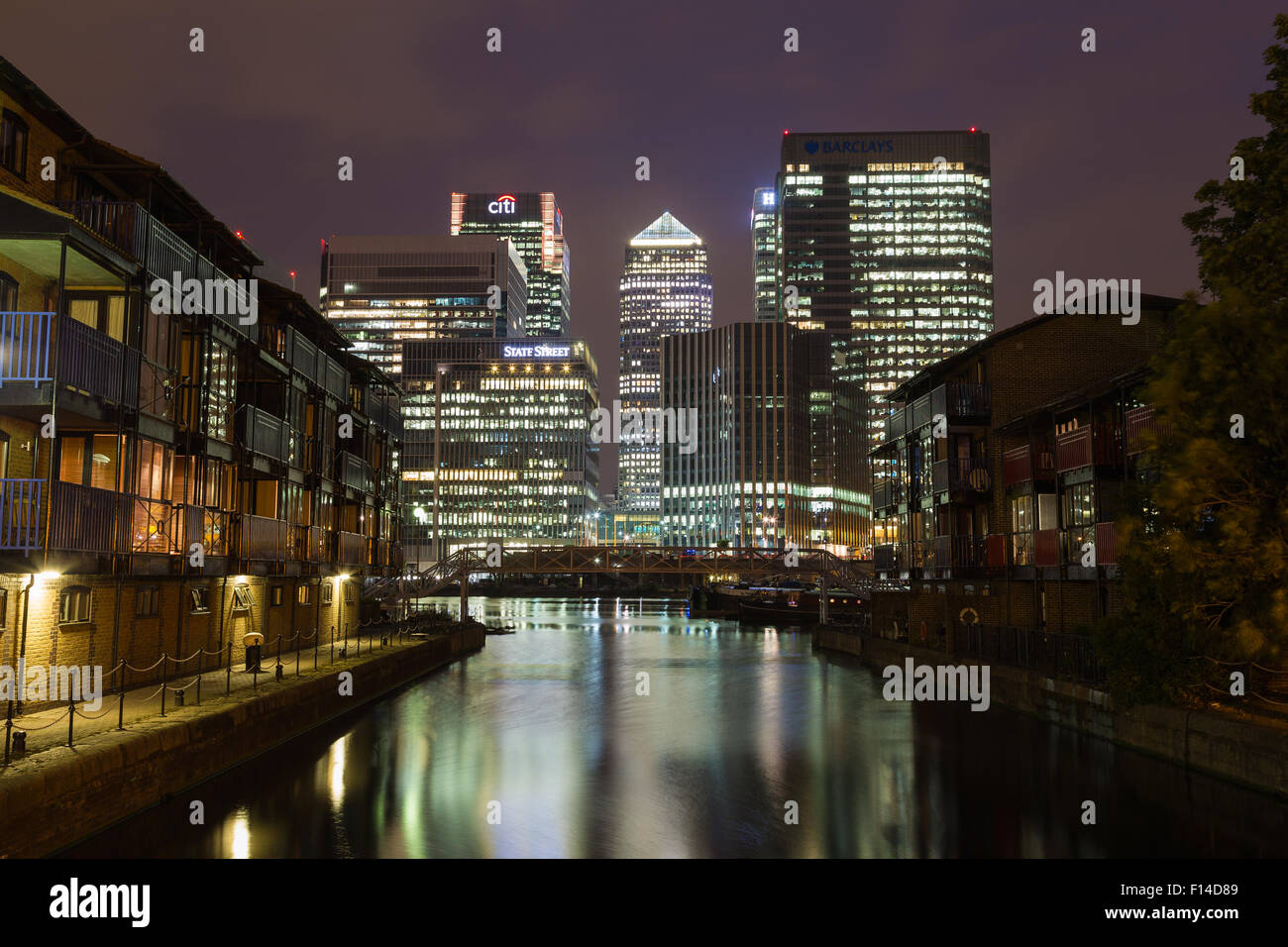 Londres, Royaume-Uni - 16 JUILLET 2015 : l'extérieur de Canary Wharf à Londres la nuit montrant les bâtiments de bureaux et de réflexions Banque D'Images