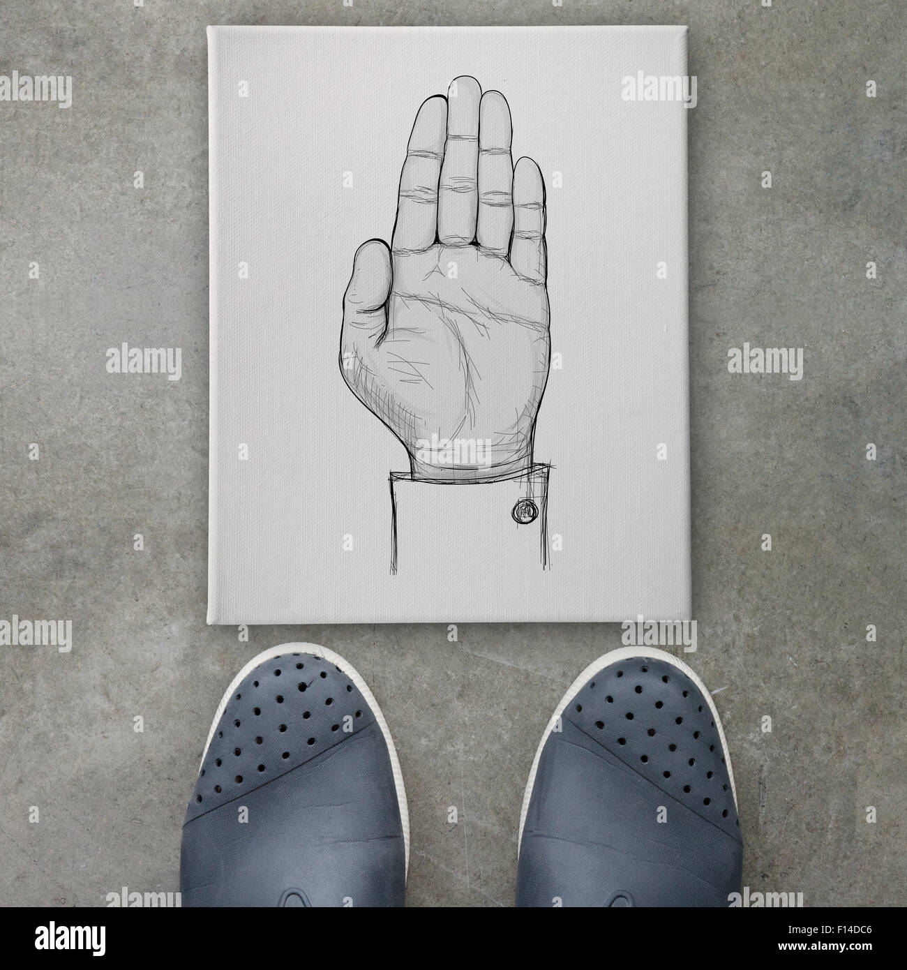 Tirer la main posée sur toile cartonnée signe à l'avant de l'homme d'affaires pieds comme concept Banque D'Images
