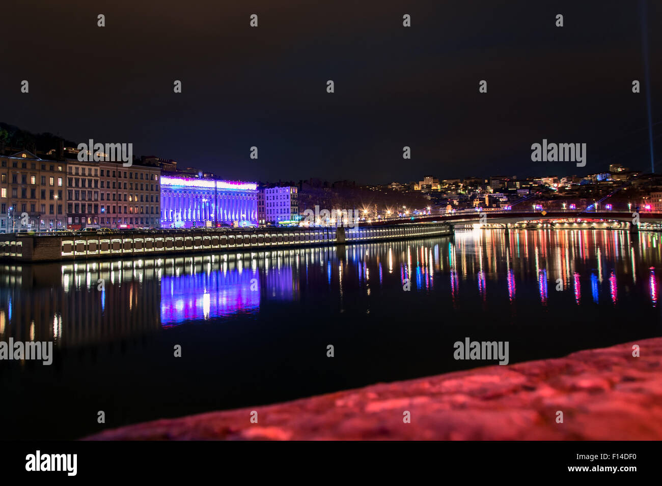 LYON, FRANCE - Le 6 décembre 2014 : Street view avec des toits de la ville pendant la Fête des Lumières à Lyon, France. Banque D'Images