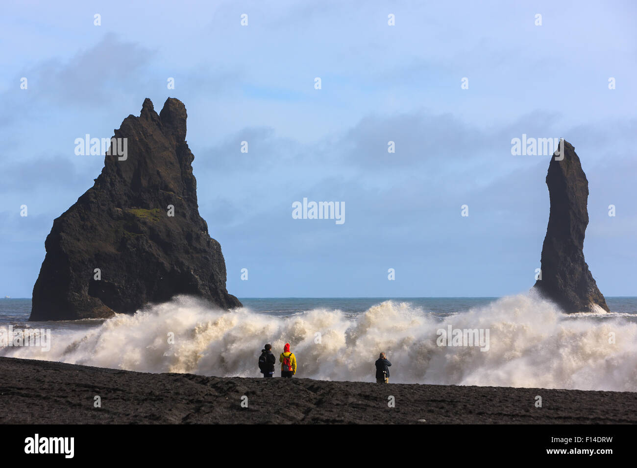 Sur la plage de sable noir sur la côte sud de l'Islande Banque D'Images