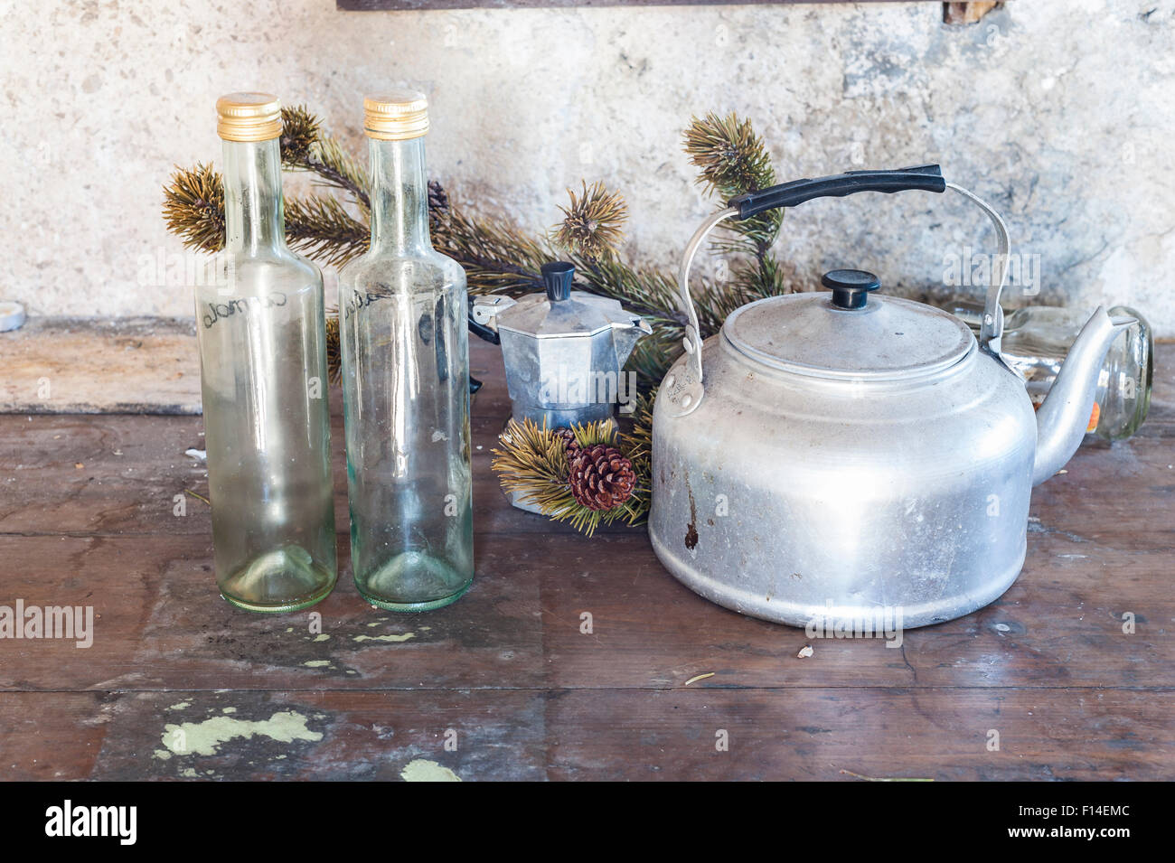 Vieux objets sur une table de cuisine : électrique, cafetière et deux bouteilles Banque D'Images