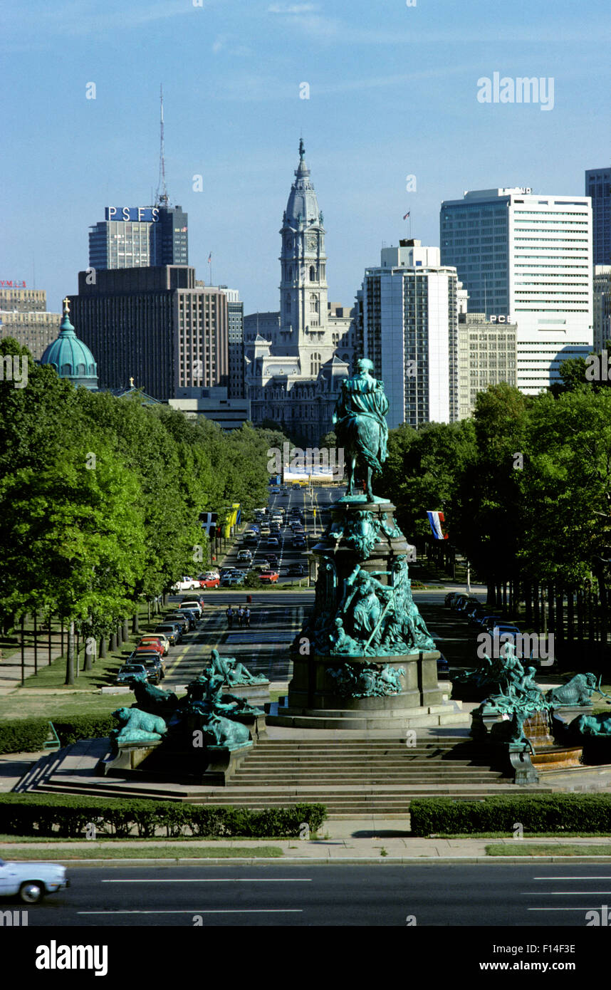 1980 WASHINGTON MONUMENT SUR OVALE EAKINS PAR PHILADELPHIA ART MUSEUM À LA RECHERCHE VERS LE BAS À L'hôtel de ville de Philadelphie, en Pennsylvanie, USA FRANKLIN PKWY Banque D'Images