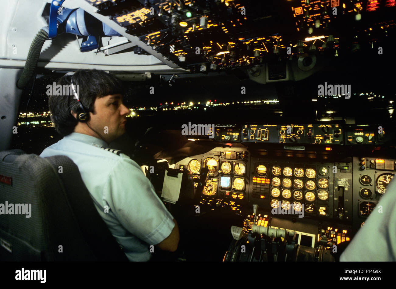 747 LE CAPITAINE DE L'ÉQUIPAGE D'AVIONS COMMERCIAUX DU SIÈGE DU PILOTE assis dans le cockpit Banque D'Images