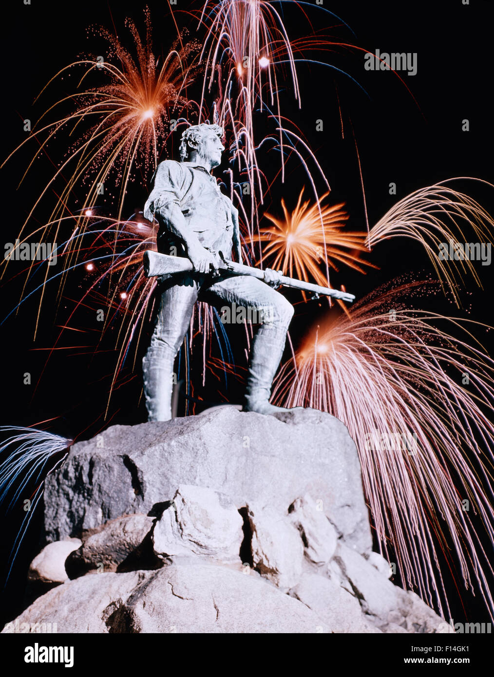 MONTAGE AVEC FIREWORKS STATUE STATUE MINUTEMAN Banque D'Images