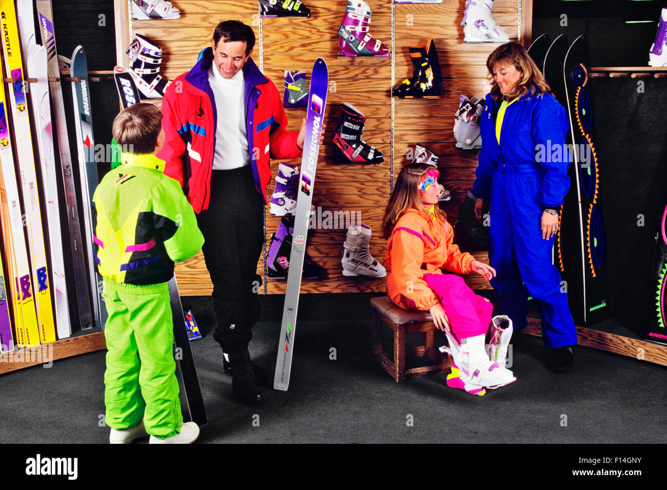 Magasin de ski en famille Père Mère Fils Fille SKI AY REGARDER ESSAYEZ DES BOTTES Banque D'Images Magasin de ski en famille Père Mère Fils Fille SKI AY REGARDER ESSAYEZ DES BOTTES Banque D'Images