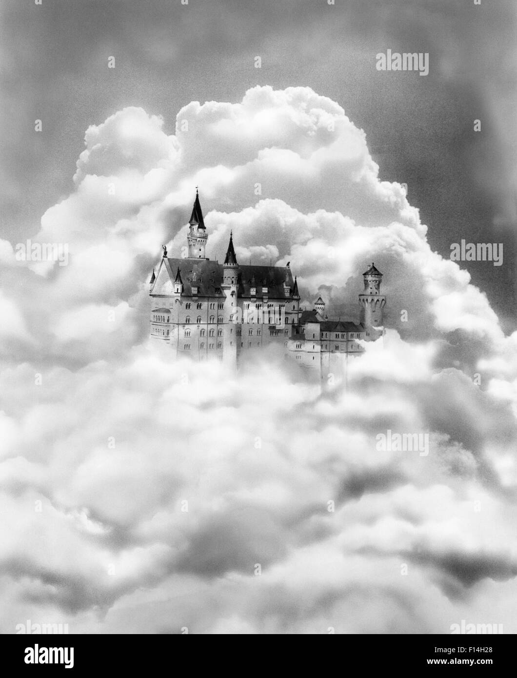 1930 Château de conte de fées DANS LES NUAGES Banque D'Images