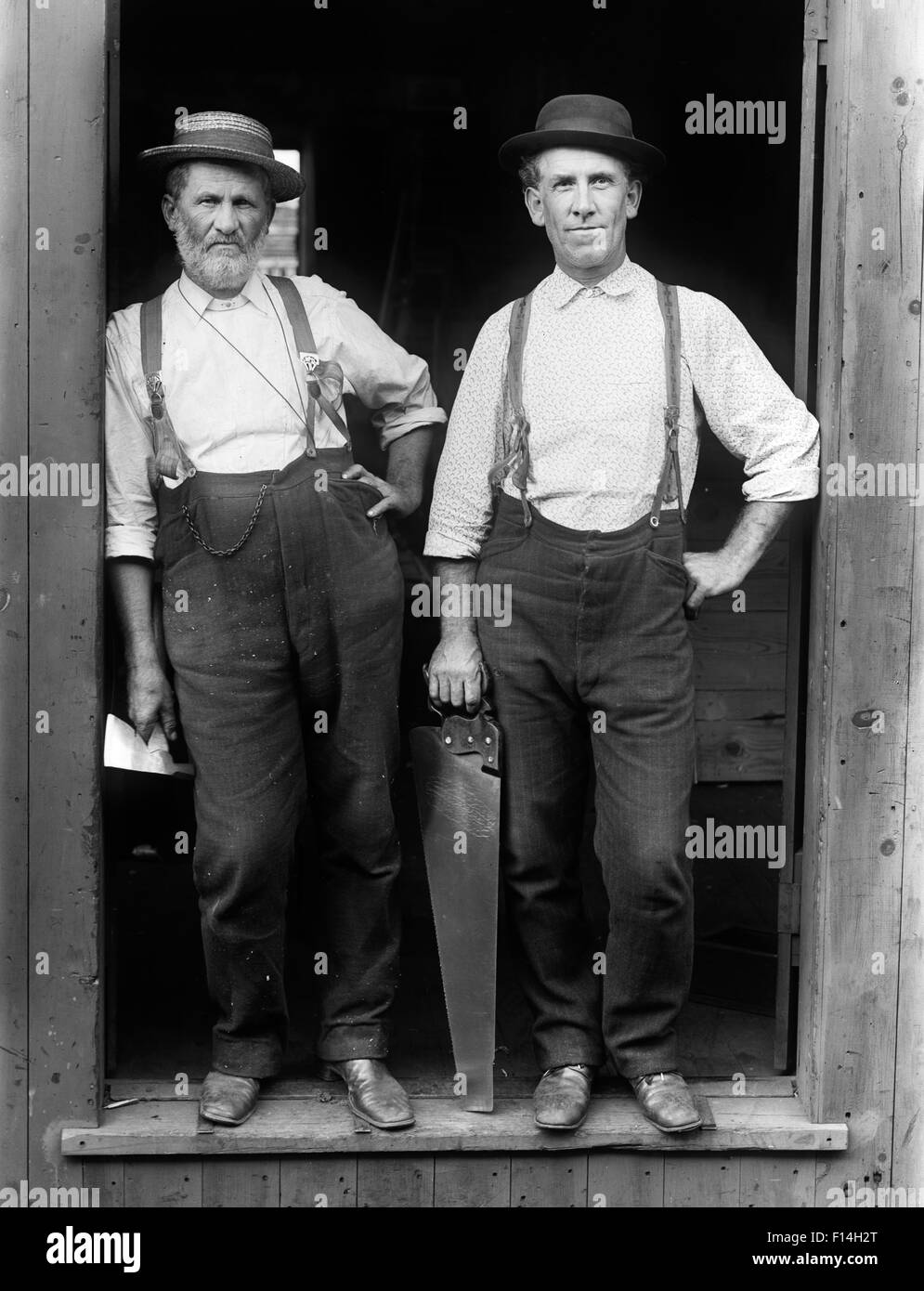 1890 1895 PORTRAIT DE DEUX Ouvriers debout dans l'EMBRASURE DE LA TENUE DES OUTILS DE MENUISIER LOOKING AT CAMERA Banque D'Images