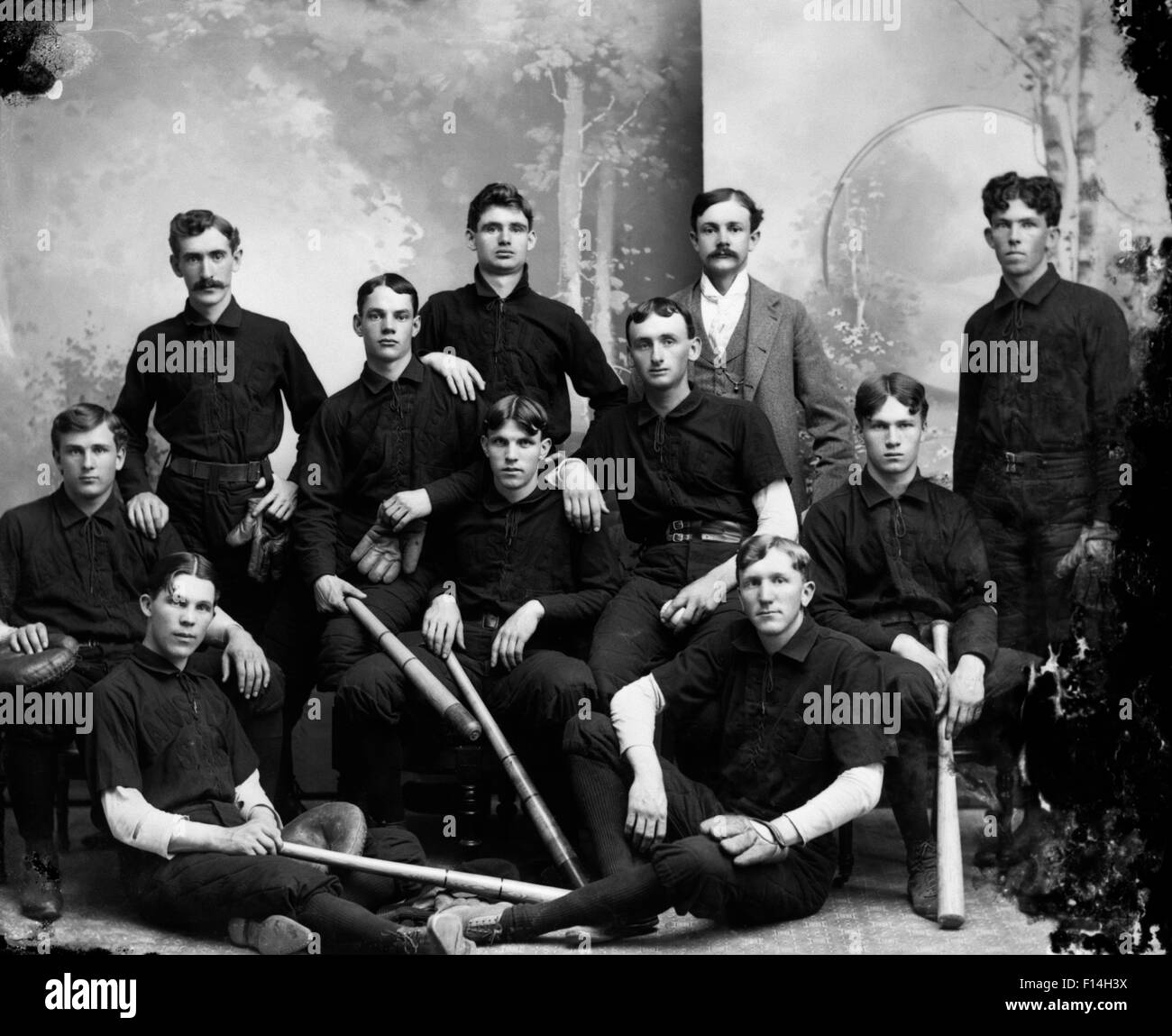 1890 DÉBUT DU 20ème siècle Portrait de l'équipe de baseball joueurs  détiennent les CHAUVES-SOURIS & MOUFLES LOOKING AT CAMERA Photo Stock -  Alamy