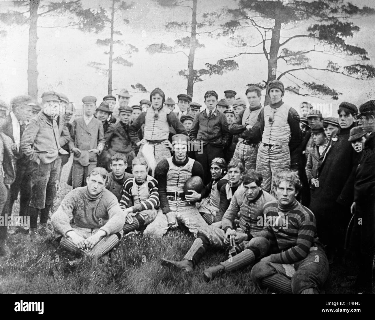 1890 1890 TOUR DU SIÈCLE PORTRAIT DE GROUPE DE L'ÉQUIPE DE FOOTBALL AVEC LES GARÇONS CAMARADES joueurs portant des uniformes d'équipe Banque D'Images