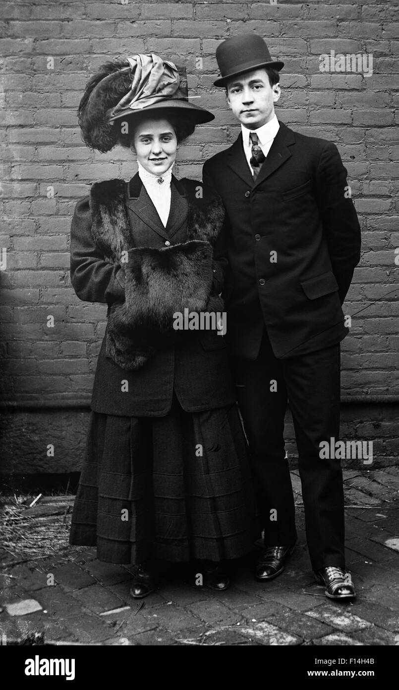 Années 1800 Années 1890 DÉBUT DU 20ème siècle élégant COUPLE DES VÊTEMENTS  À LA MODE HOMME FEMME CHAPEAU MELON EMPANACHÉ HAT LOOKING AT CAMERA Photo  Stock - Alamy