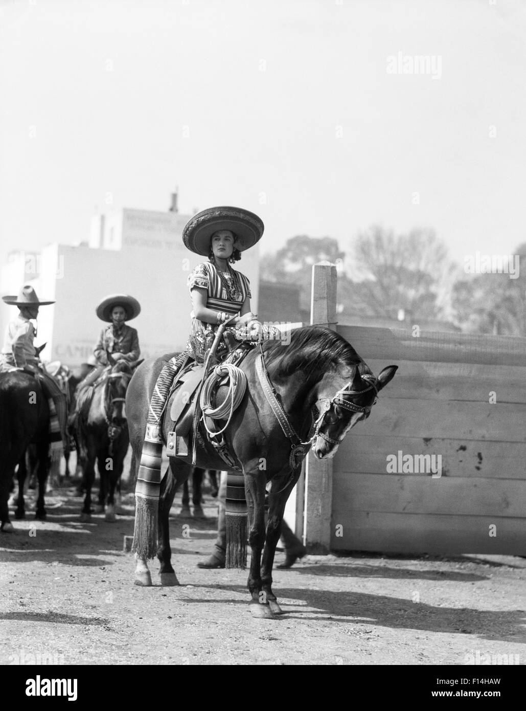 1930 FEMME ASSISE SUR LE CHEVAL portant le costume traditionnel CHINA POBLANA MEXICO MEXIQUE Banque D'Images