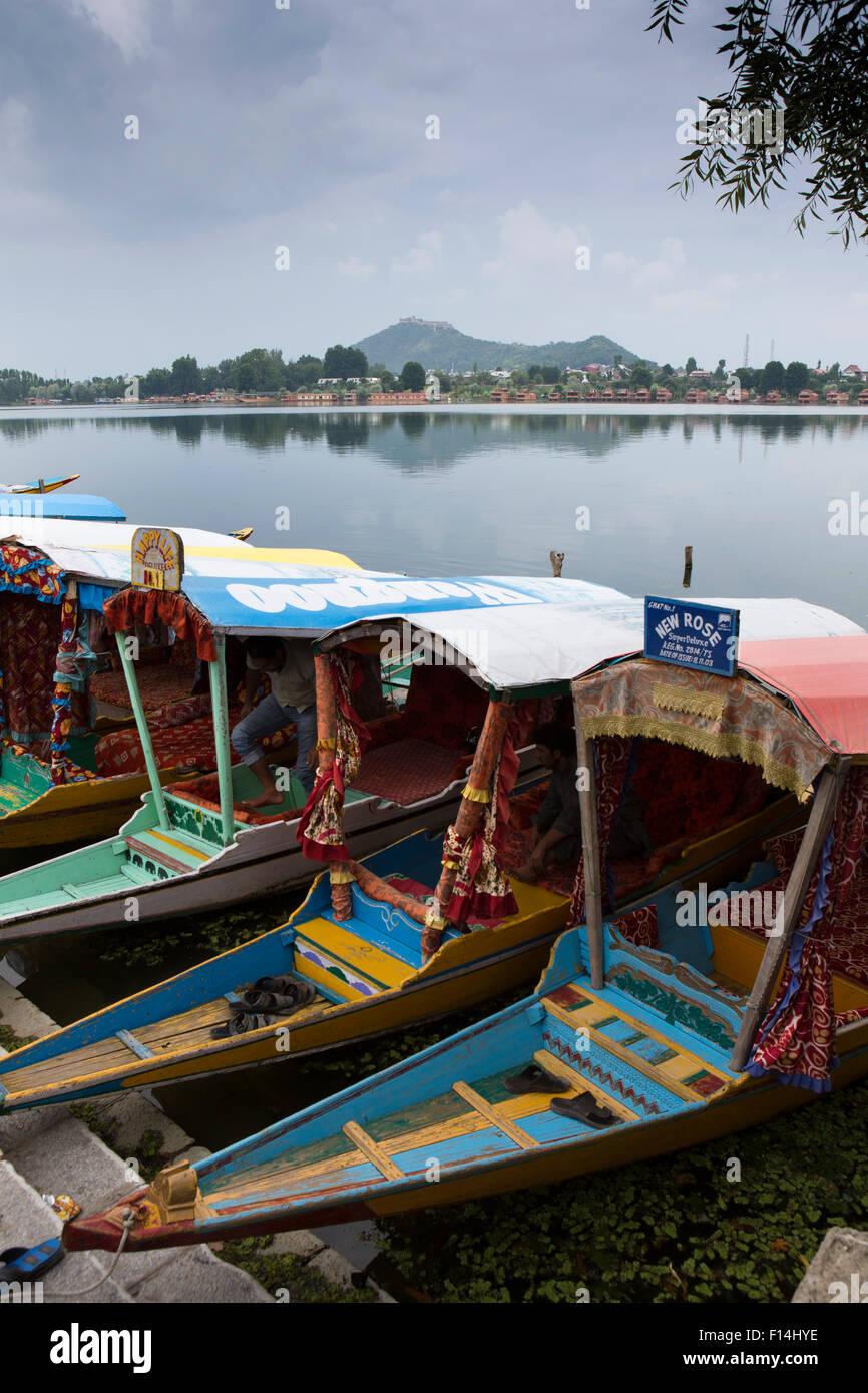 L'Inde, le Jammu-et-Cachemire, Srinagar, Nishat, lac Shikaras à Lakeside Ghat, forteresse d'Hari Parbat à distance Banque D'Images